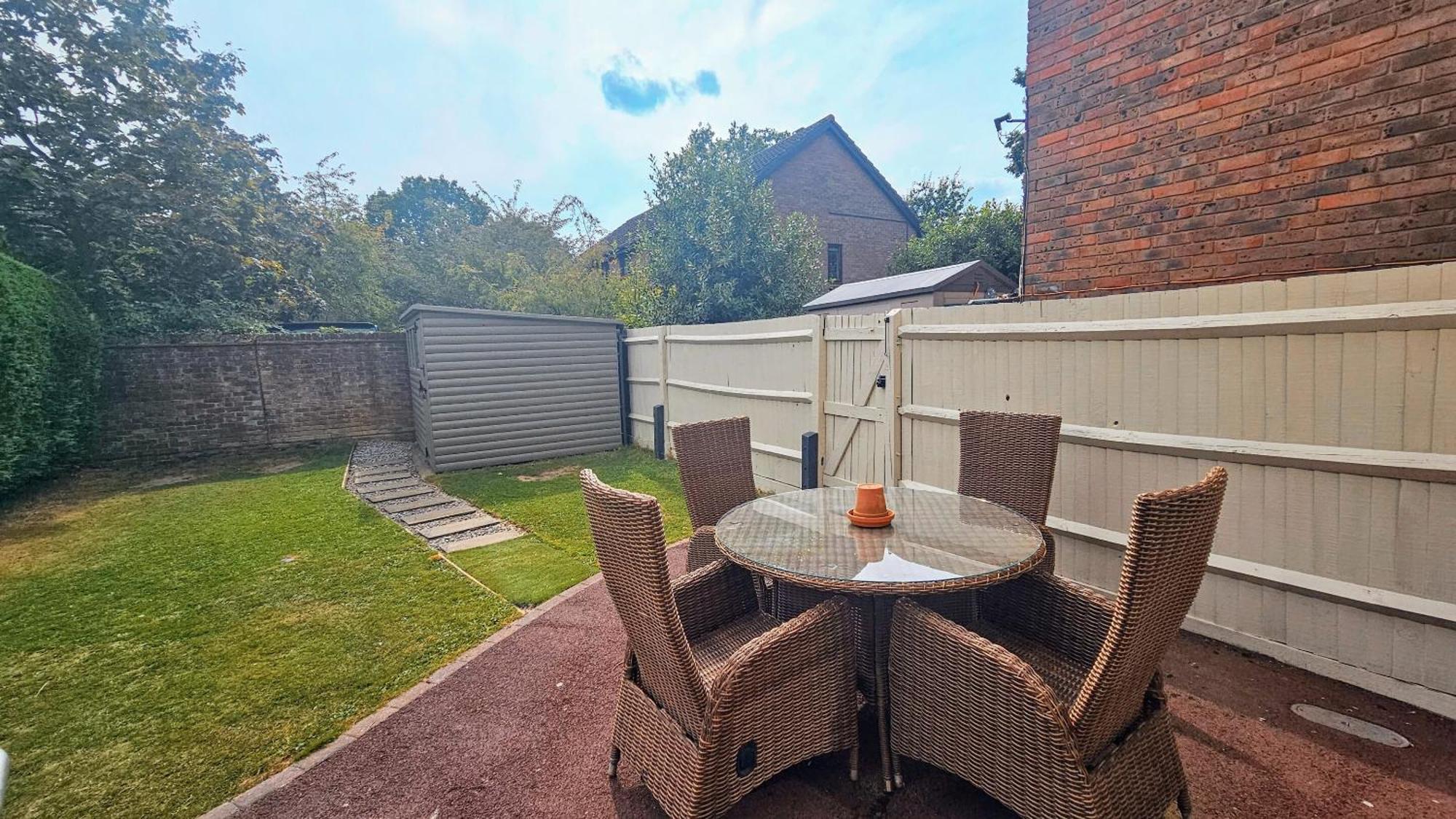 Grassmere - 3 Bed House With Private Garden Horley Exterior photo
