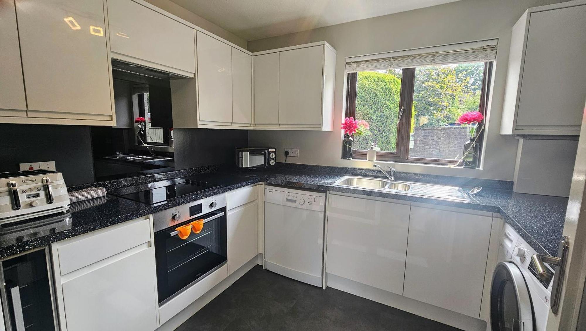 Grassmere - 3 Bed House With Private Garden Horley Exterior photo
