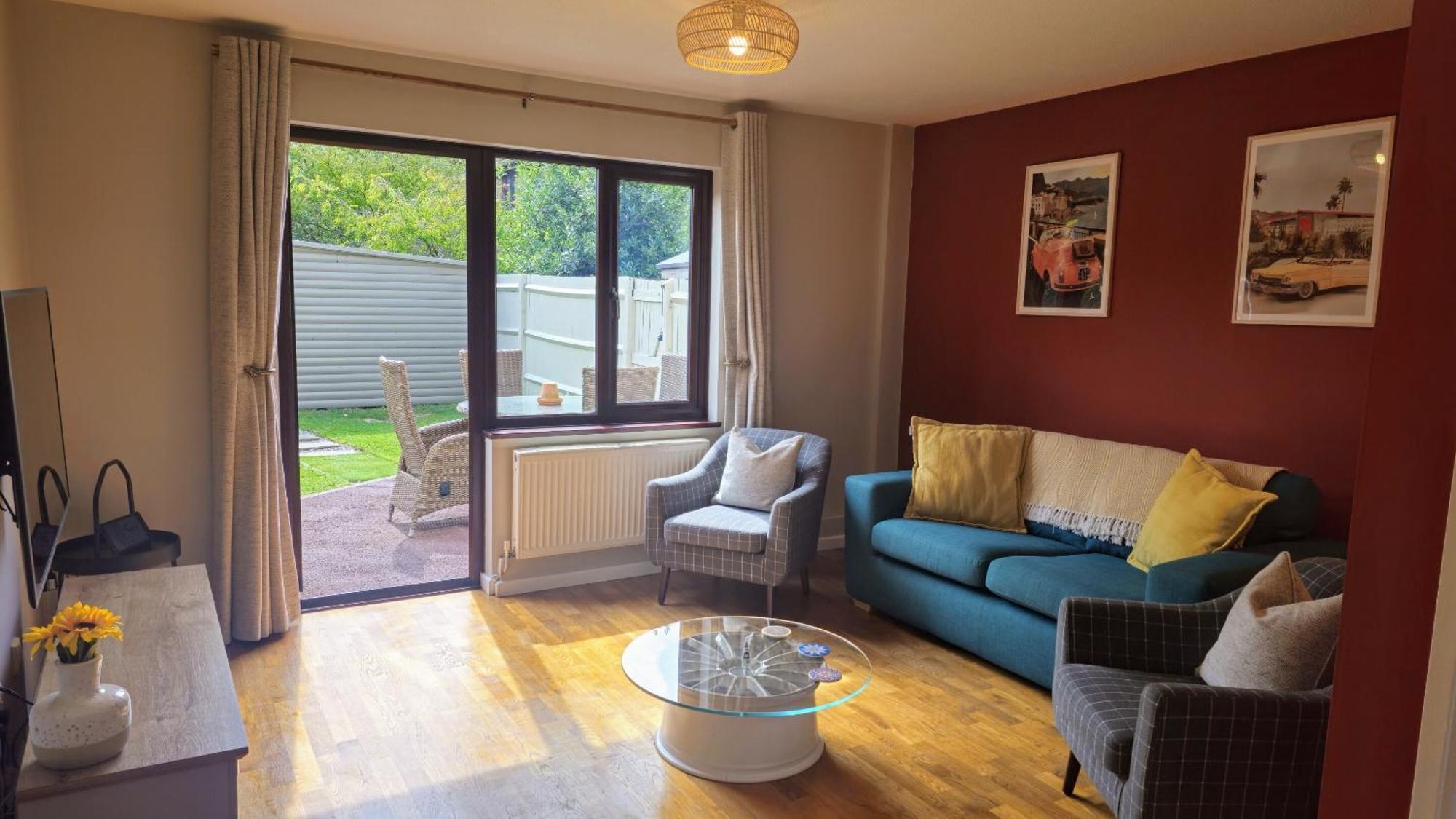 Grassmere - 3 Bed House With Private Garden Horley Exterior photo